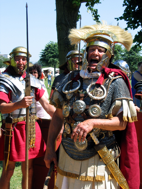 Der primus pilus (erster Centurio) pfeift seine Legionäre zusammen