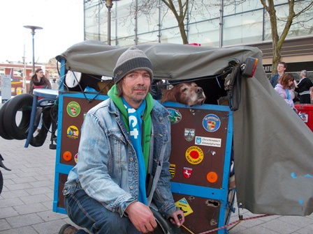 Der Prominete Straßenkünstler HHG in Hamburg auf den Kirchentag