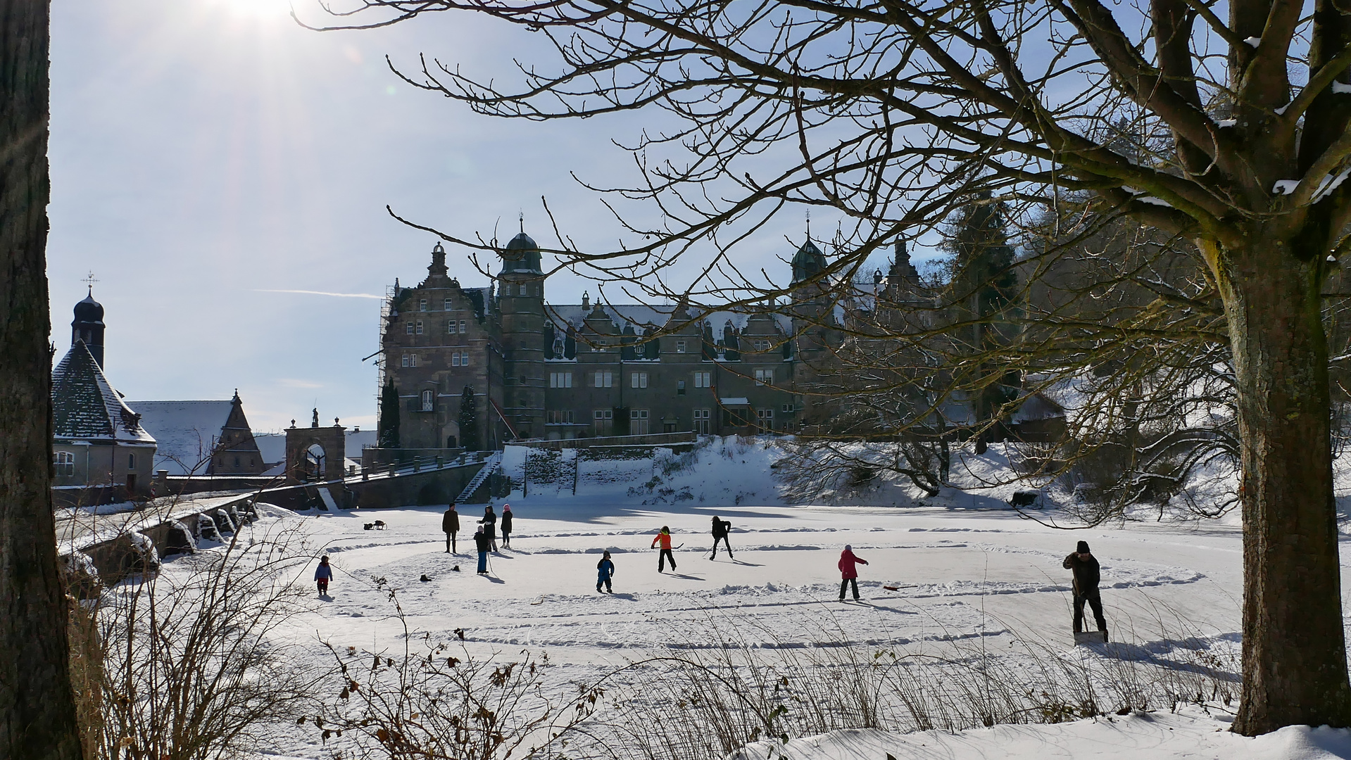 Der Puck vor'm Schloss