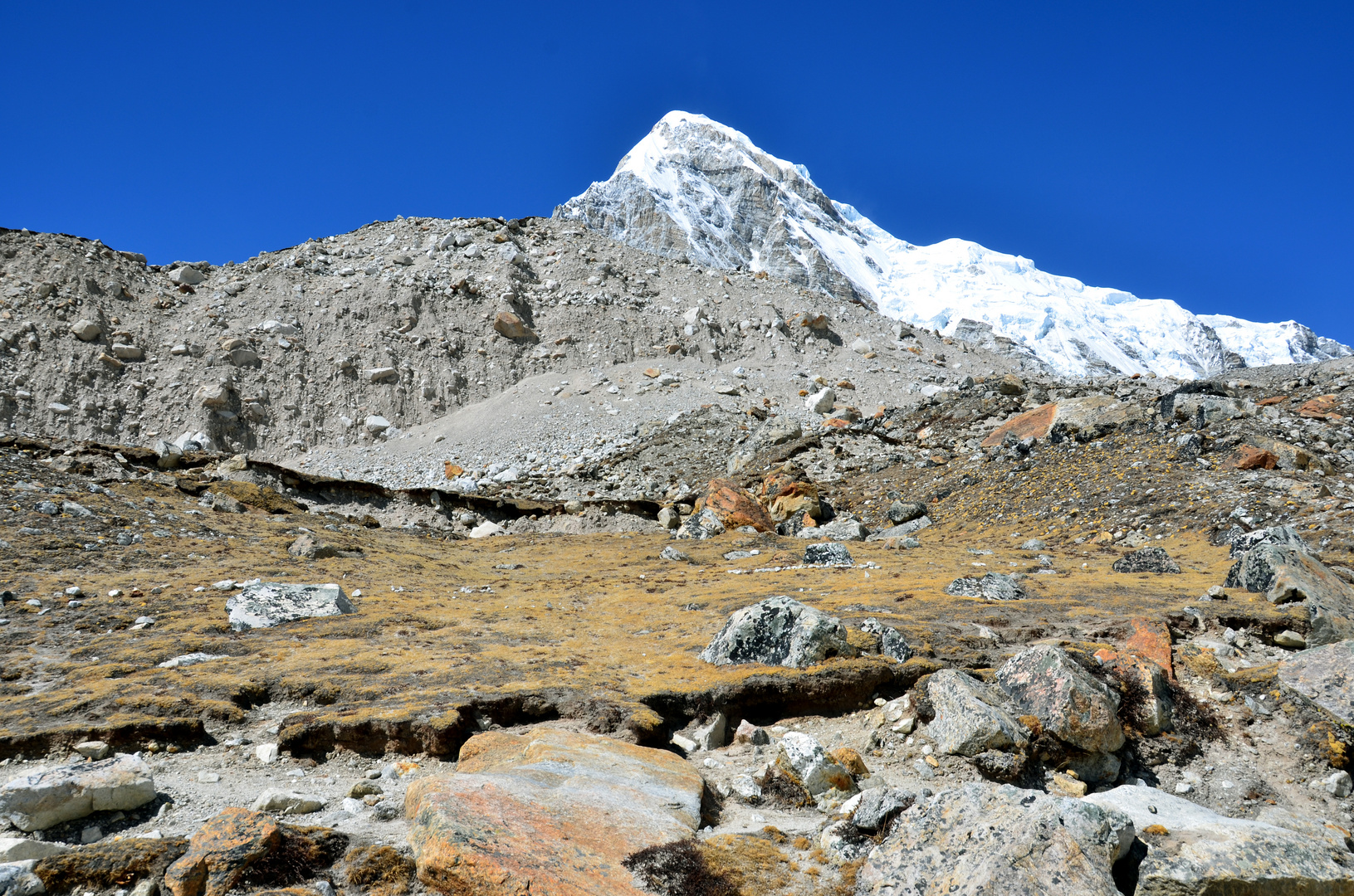 Der Pumori (7161 m) zwischen Gorak Shep und dem Everest Base Camp (5330 m)