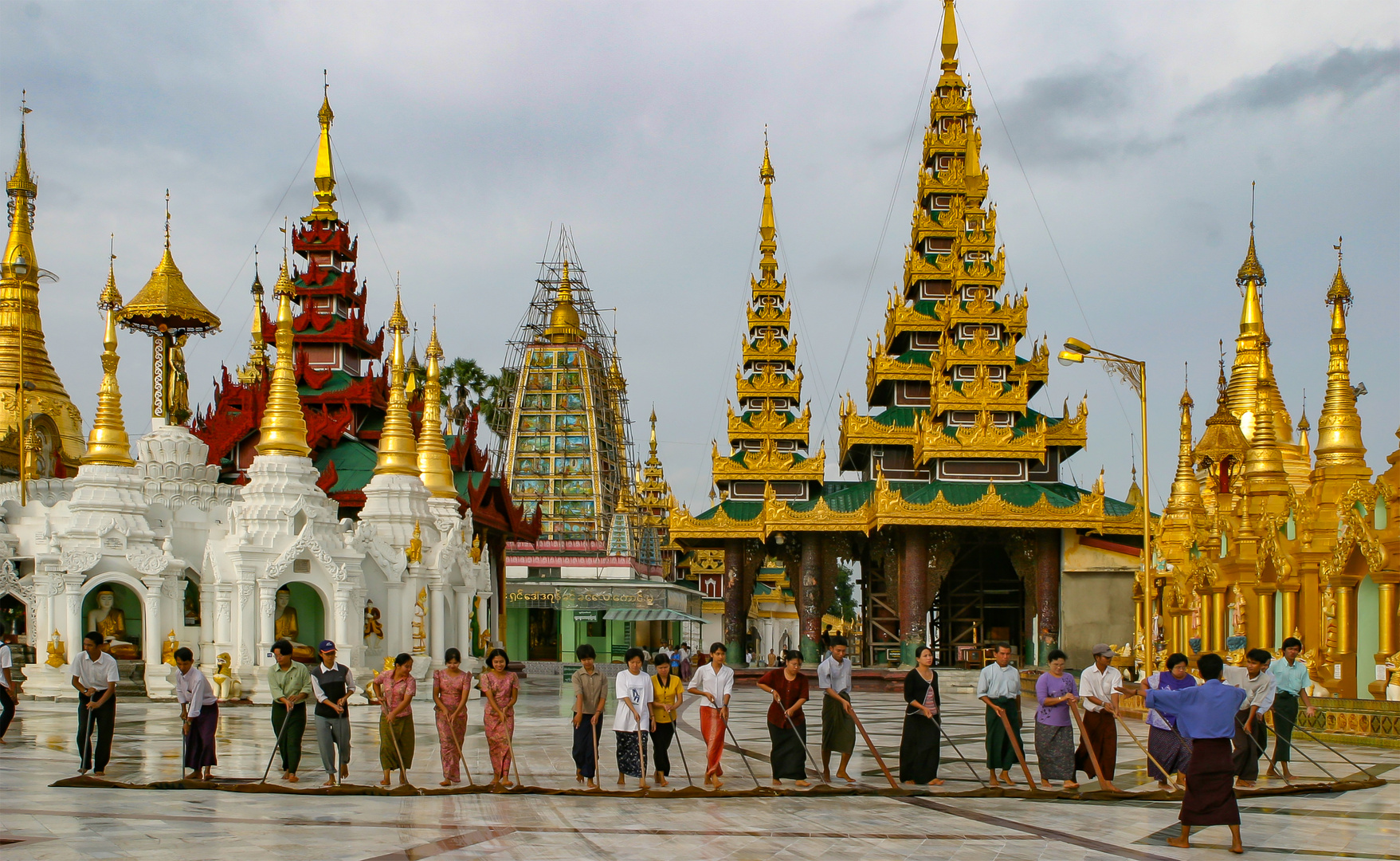 Der Putztrupp in der Shwedagon-Pagode