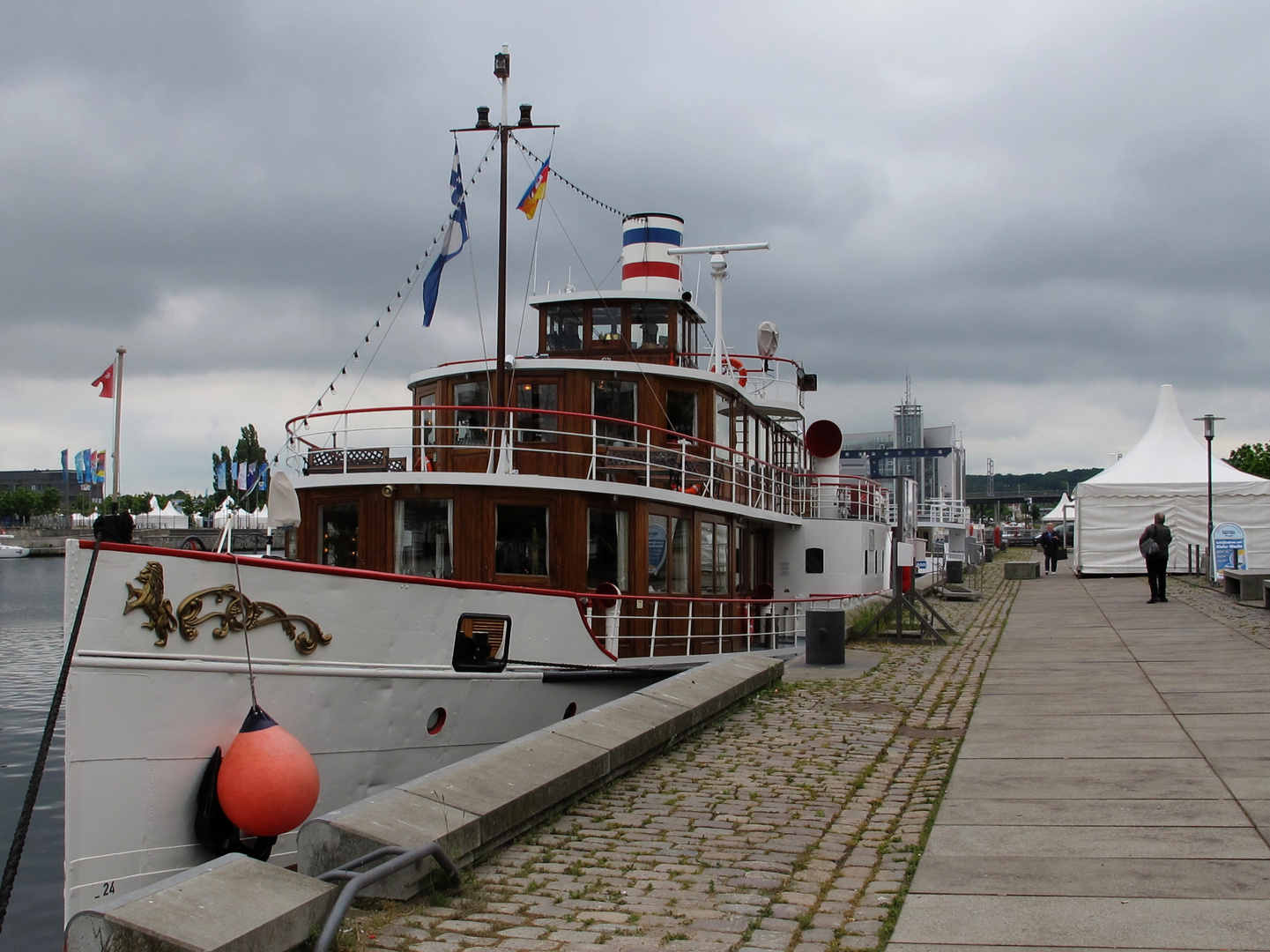 Der Raddampfer Freya am Hafen in Kiel