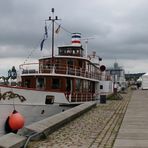 Der Raddampfer Freya am Hafen in Kiel
