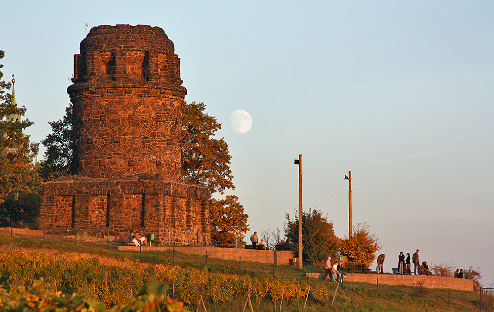 Der Radebeuler Bismarkturm und der gute alte Mond , der schon überlegt...