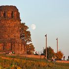 Der Radebeuler Bismarkturm und der gute alte Mond , der schon überlegt...