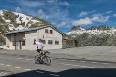 Der Radfahrer ist glücklich dass er den Grimselpass erreicht hat!