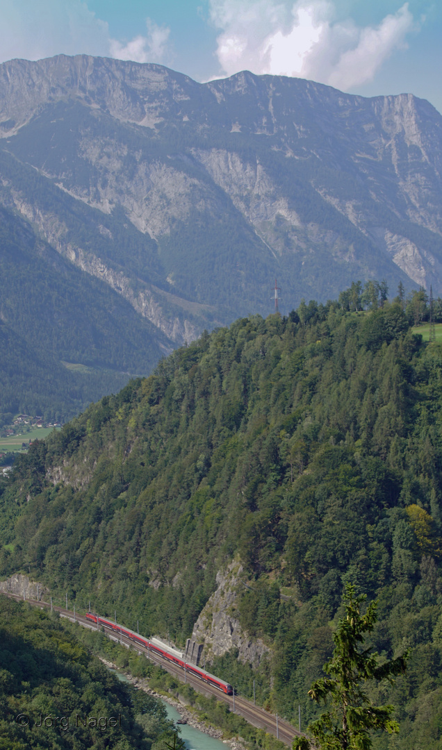 Der Railjet im Salzachtal