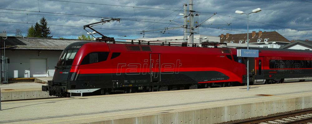 Der Railjet RJ 632 verläßt Klagenfurt