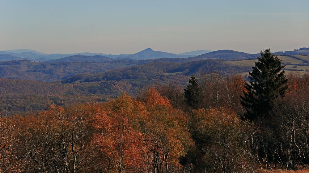 Der Ralsko (Rollberg) mit seiner besonders charakteristischen Gestalt dominiert diese Aufnahme....