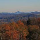 Der Ralsko (Rollberg) mit seiner besonders charakteristischen Gestalt dominiert diese Aufnahme....