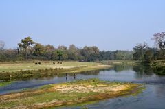 Der Rapti Fluss im Chitwan Nationalpark in Nepals Süden