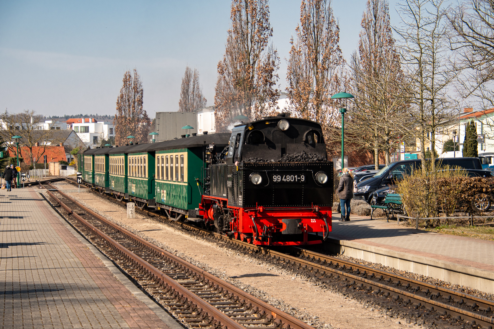 Der "Rasende Roland" am Kleinbahnhof Binz zur Weiterfahrt nach Göhren... 