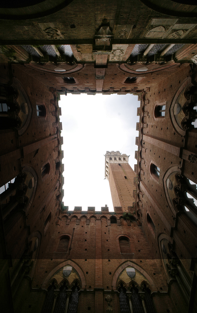 Der Rathausturm an der Piazza del Campo in Siena