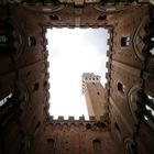 Der Rathausturm an der Piazza del Campo in Siena