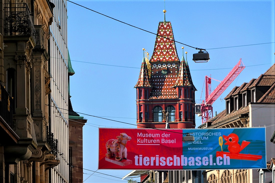 Der Rathausturm Basel als Werbeträger