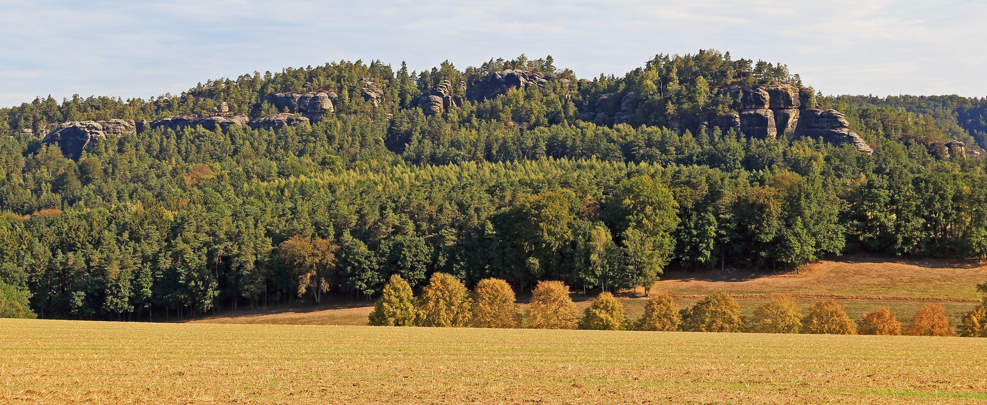 Der Rauenstein bei der Anfahrt in seiner ganzen Länge von Süden