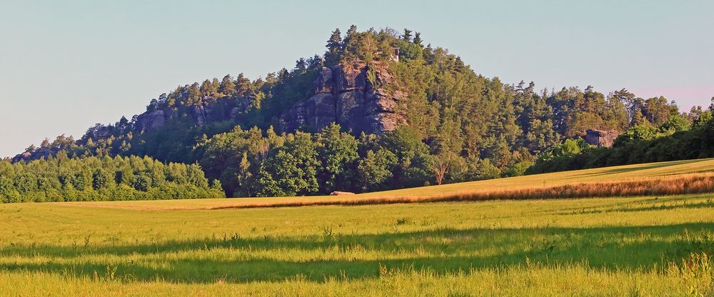 Der Rauenstein links der Elbe und gegenüber der Bastei am frühen Morgen 6.55 Uhr am 21.06. 2022