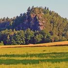 Der Rauenstein links der Elbe und gegenüber der Bastei am frühen Morgen 6.55 Uhr am 21.06. 2022