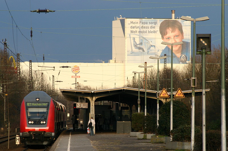 Der RE1 nimmt Fahrt auf...