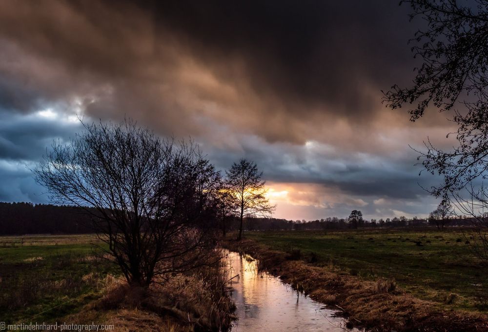 Der Regen  kommt2 Foto Bild wasser wolken wiese 