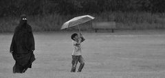 der regen macht keinen unterschied auf wen er fällt, wir sind alle gleicH............