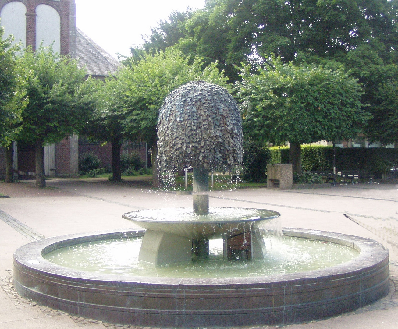 Der Regenbaumbrunnen