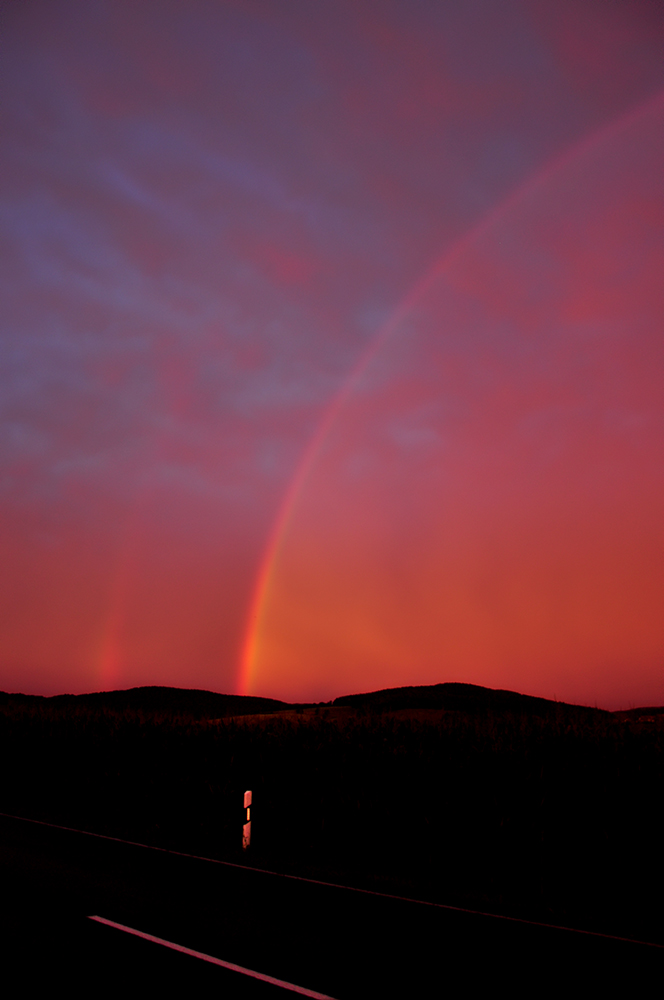 Der Regenbogen am Straßenrand