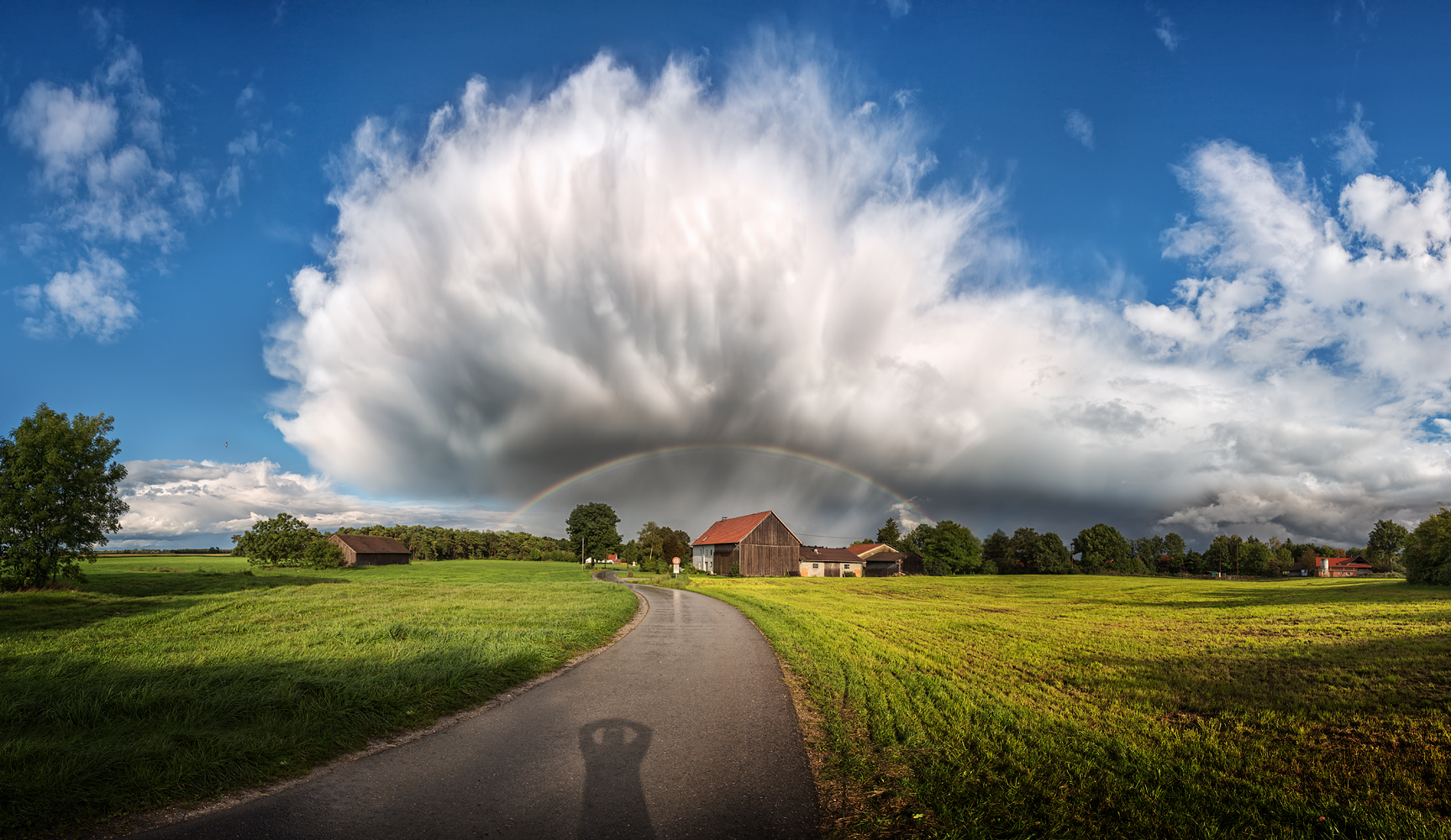 der regenbogen in der gewitterwolke