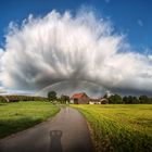 der regenbogen in der gewitterwolke