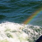 Der Regenbogen in der Welle der Ostsee