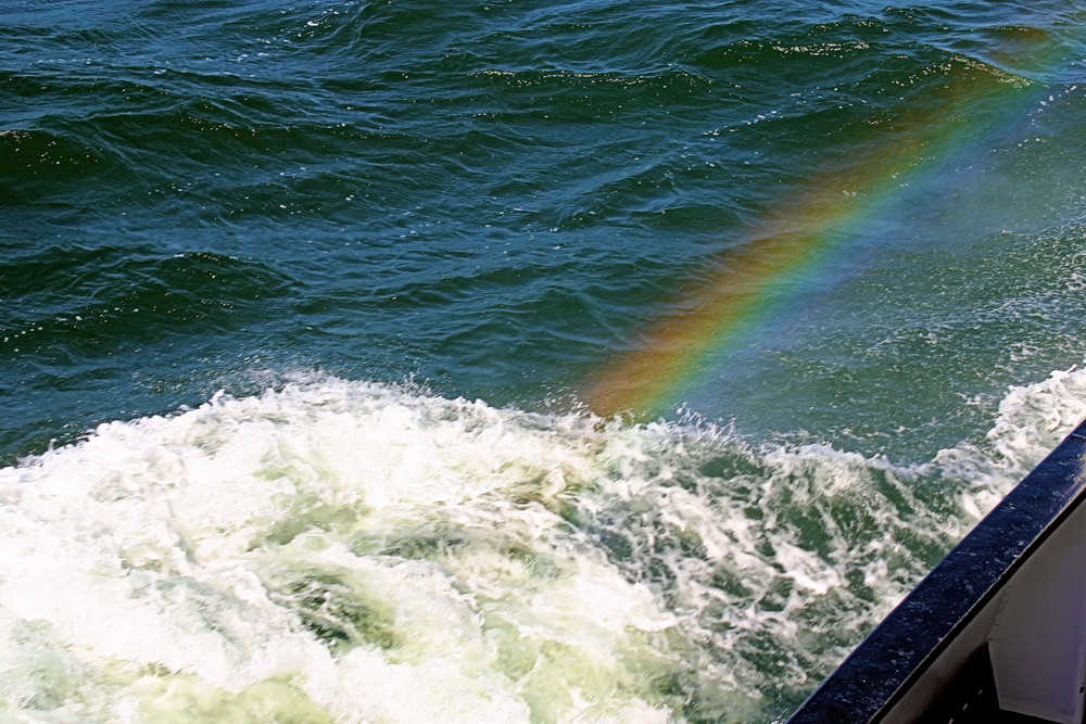 Der Regenbogen in der Welle der Ostsee