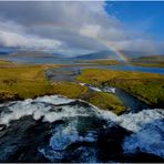 Der Regenbogen über dem Wasserfall