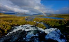 Der Regenbogen über dem Wasserfall