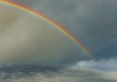 Der Regenbogen versank in den Wolken