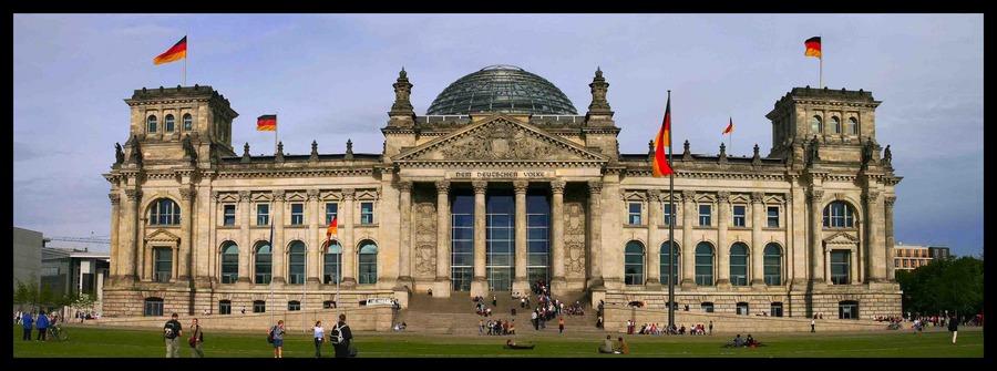 Der Reichstag am Europatag 2004