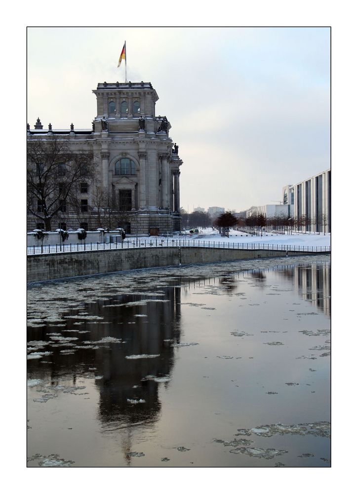 der Reichstag an der Spree
