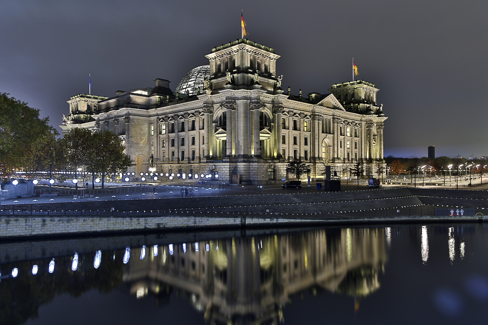 Der Reichstag bei Nacht - Lichtmauer 25 Jahre Mauerfall
