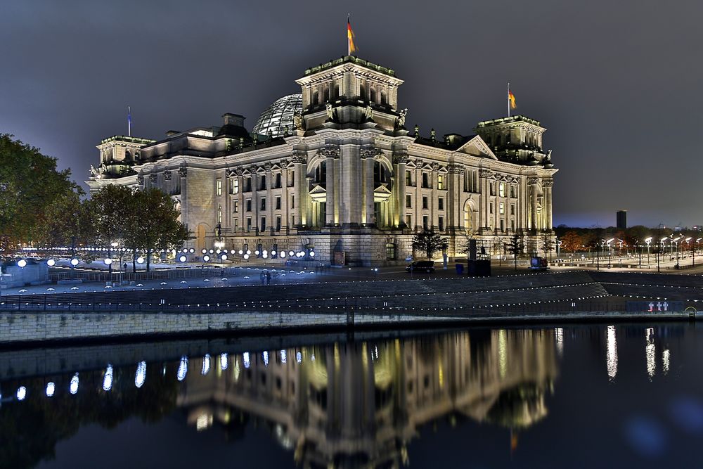 Der Reichstag bei Nacht - Lichtmauer 25 Jahre Mauerfall