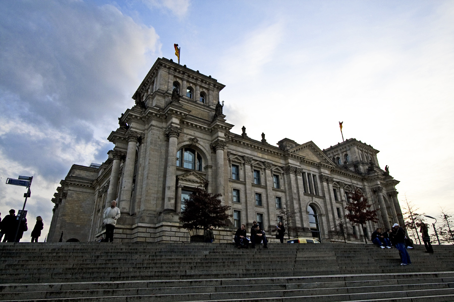Der Reichstag einmal anders - vom Spreeufer aus gesehen
