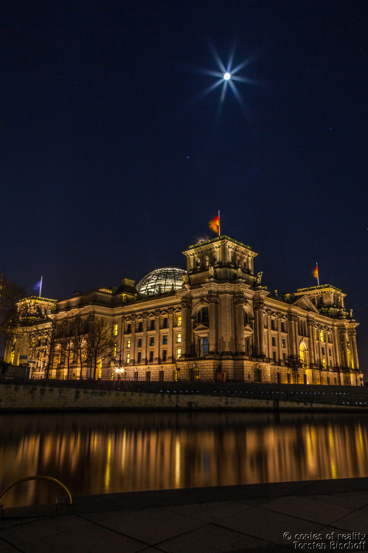 Der Reichstag in Berlin bei Nacht