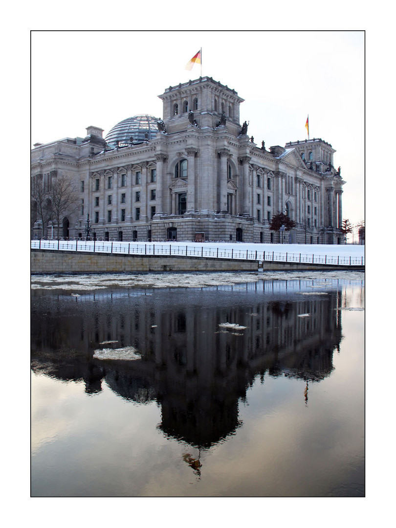 der Reichstag in der Spree