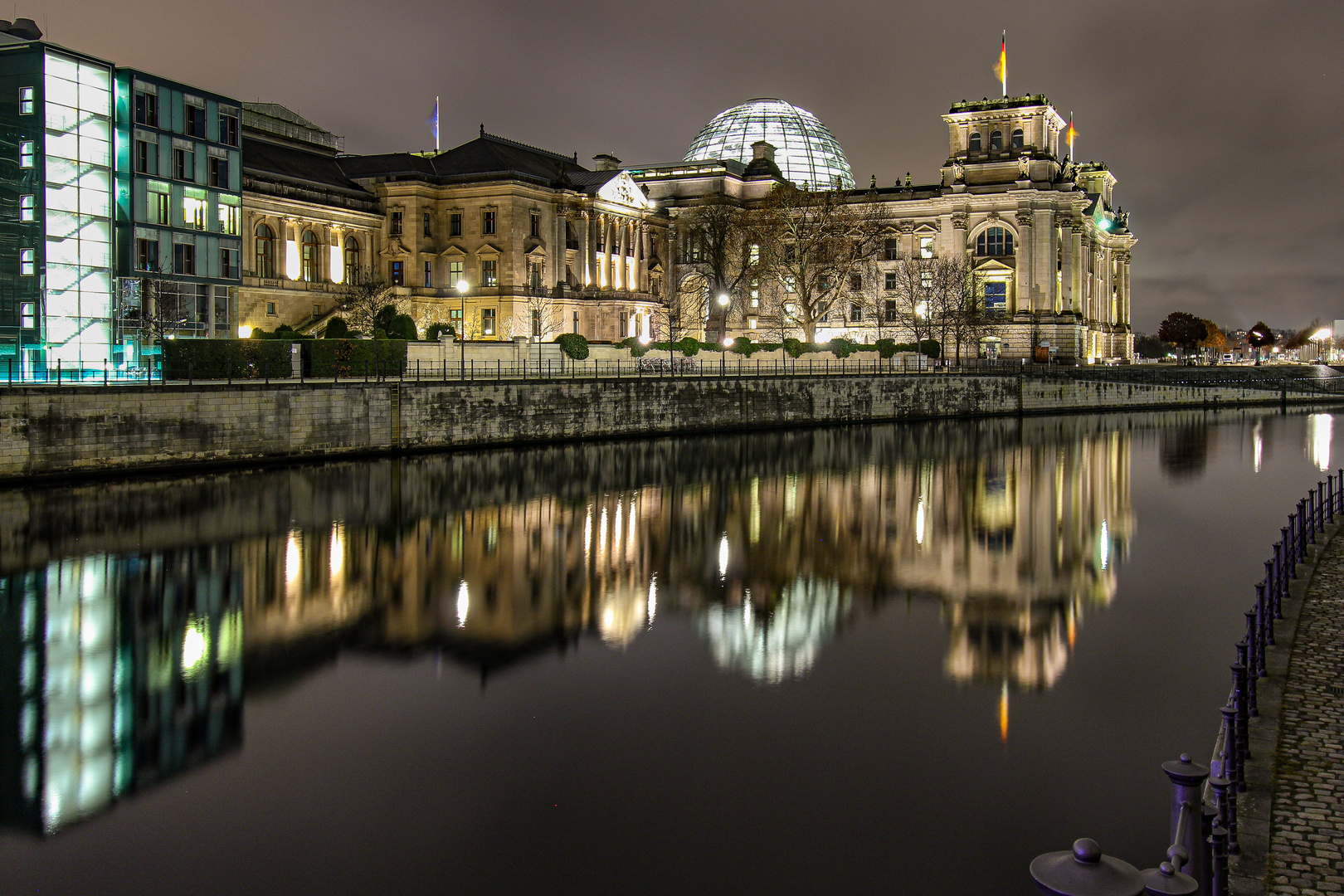 Der Reichstag in einer Winternacht