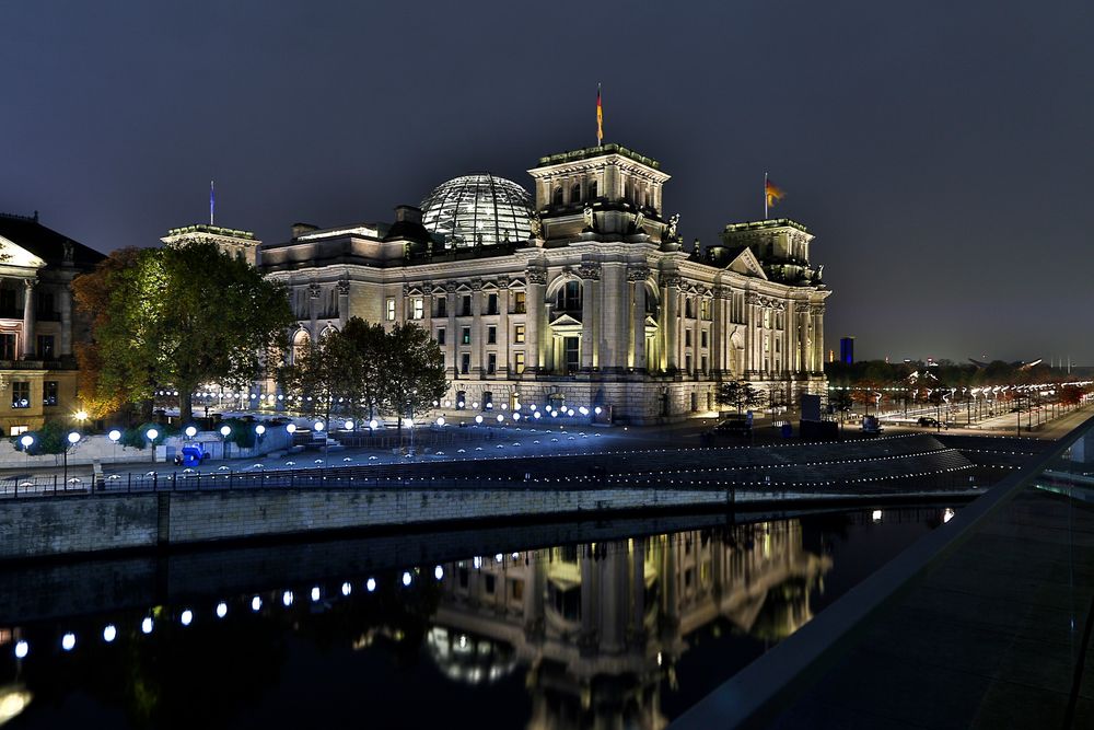 Der Reichstag von der Ostseite - Lichtinstallation Lichtmauer