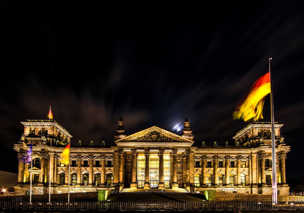 Der Reichtstag in windiger Nacht