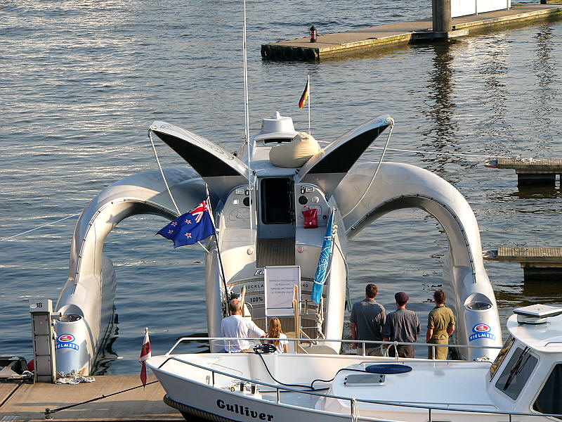 Der Renn-Trimaran "Earthrace"  zu Besuch in Hamburg