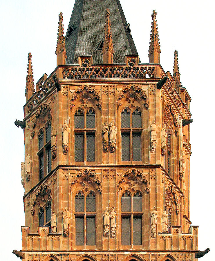 Der renovierte Kölner Rathausturm in Teilansicht