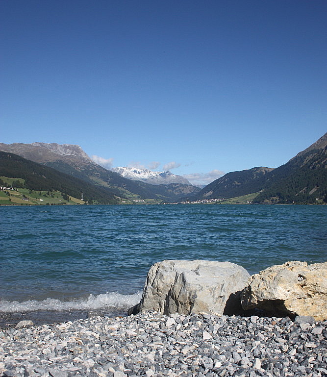 Der Reschensee in Südtirol