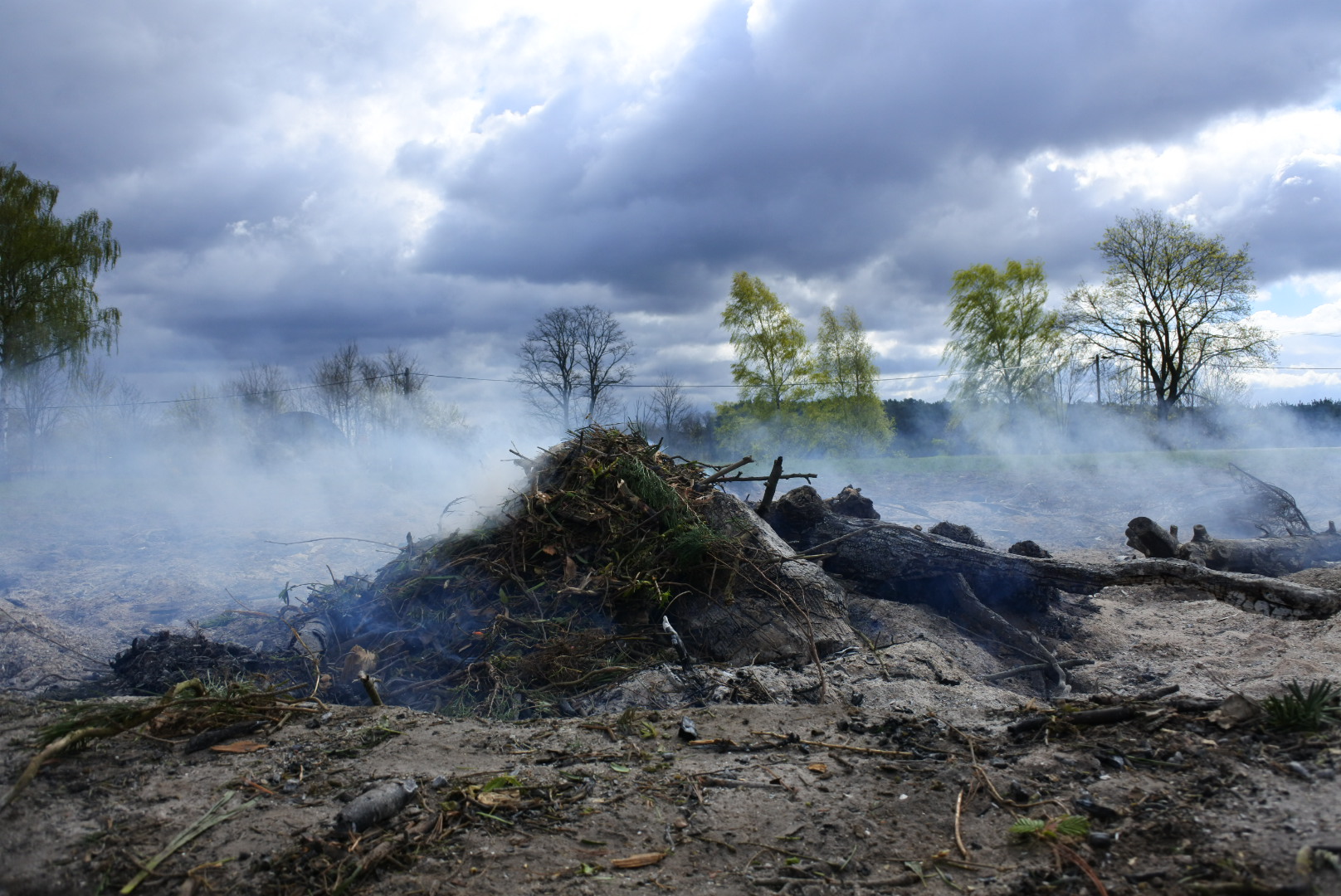 Der Rest vom Osterfeuer