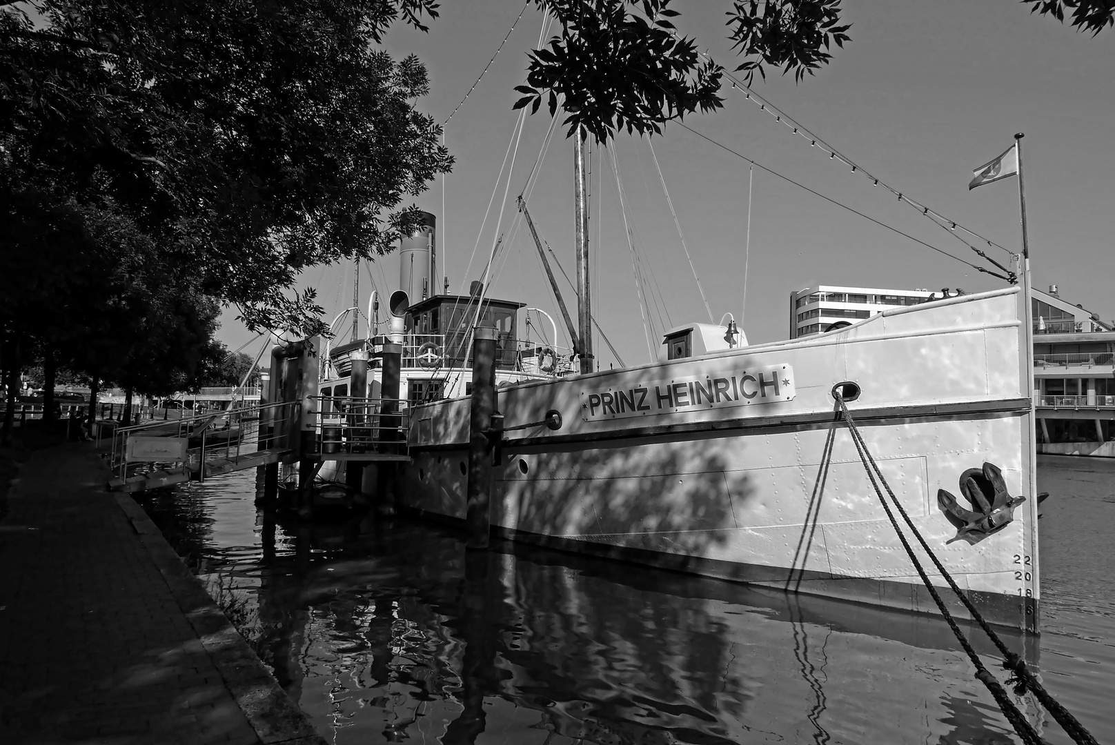 Der restaurierte Dampfer "Prinz Heinrich" im Museumshafen von Leer (Ostfriesland)