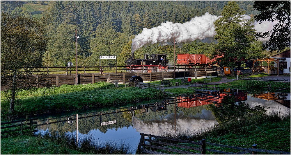 Der restliche Eisenbahn(fotografen)himmel im Forellenteich ......